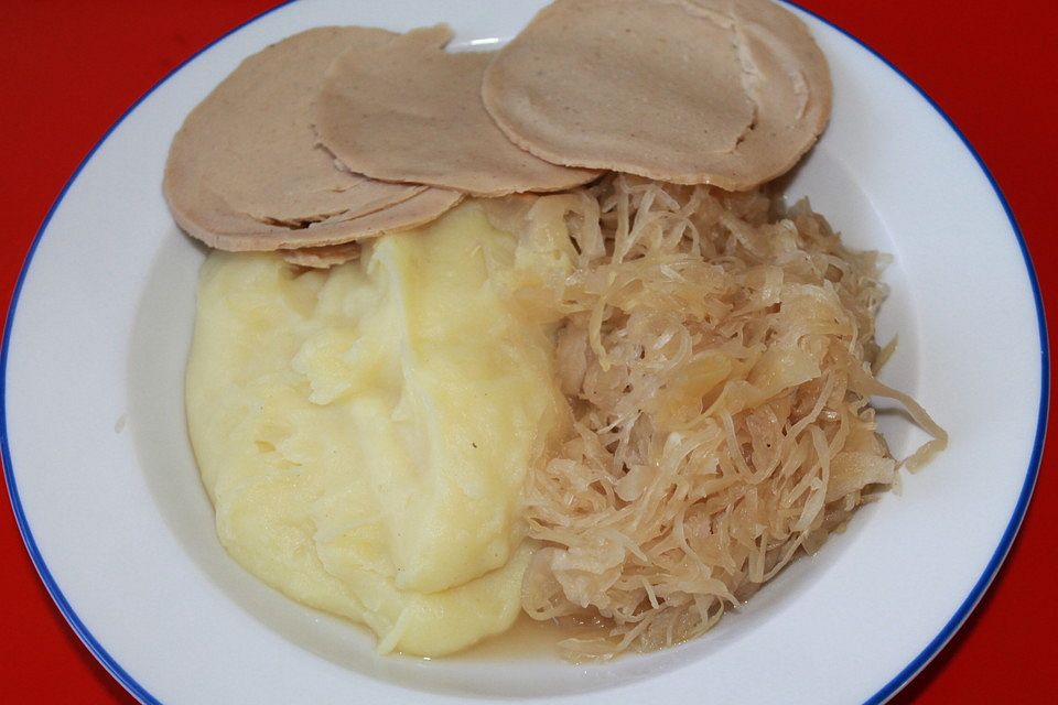 Kraut mit Kartoffelbrei und veganem Aufschnitt