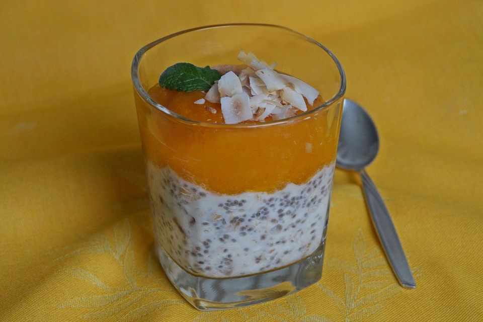 Vegane Overnight Oats mit Chiasamen und Sharonfrucht