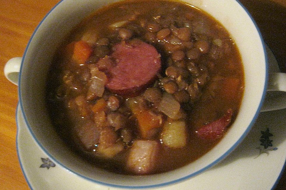 Linsensuppe mit Bockwurst