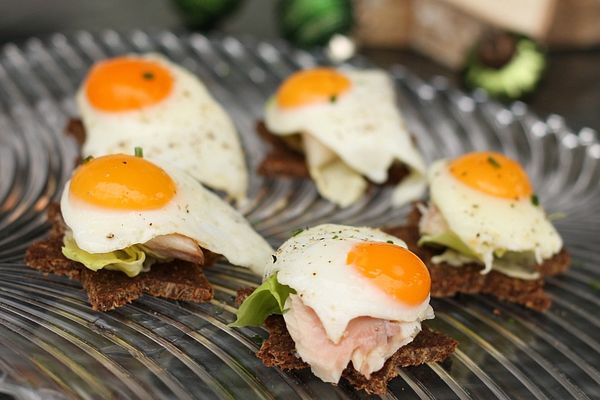 Pumpernickeltaler mit Forellenfilet und Wachtelspiegelei von Stutzer-PB ...