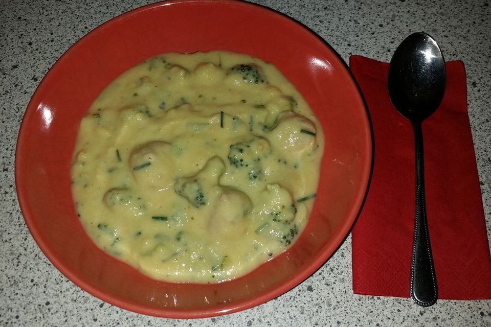 Blumenkohlcremesuppe mit Fleischklößchen und Brokkoli