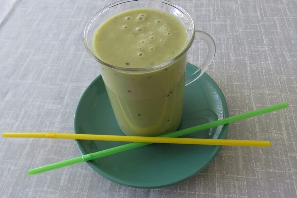 Grüner Smoothie mit Gurke und Avocado