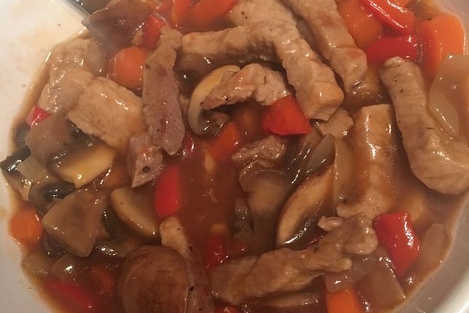 Wok-Pfanne mit Karotten, Champignons und Paprika