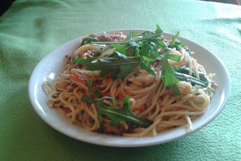 Nudeln mit Rucola, Röstzwiebeln und Tomaten