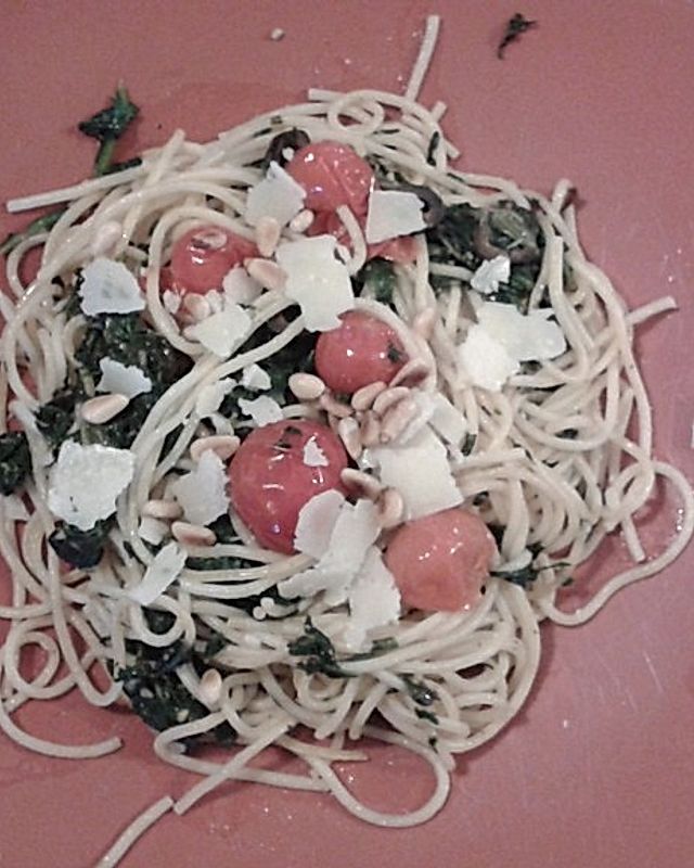 Spaghetti mit Spinat, Tomaten und Pinienkernen