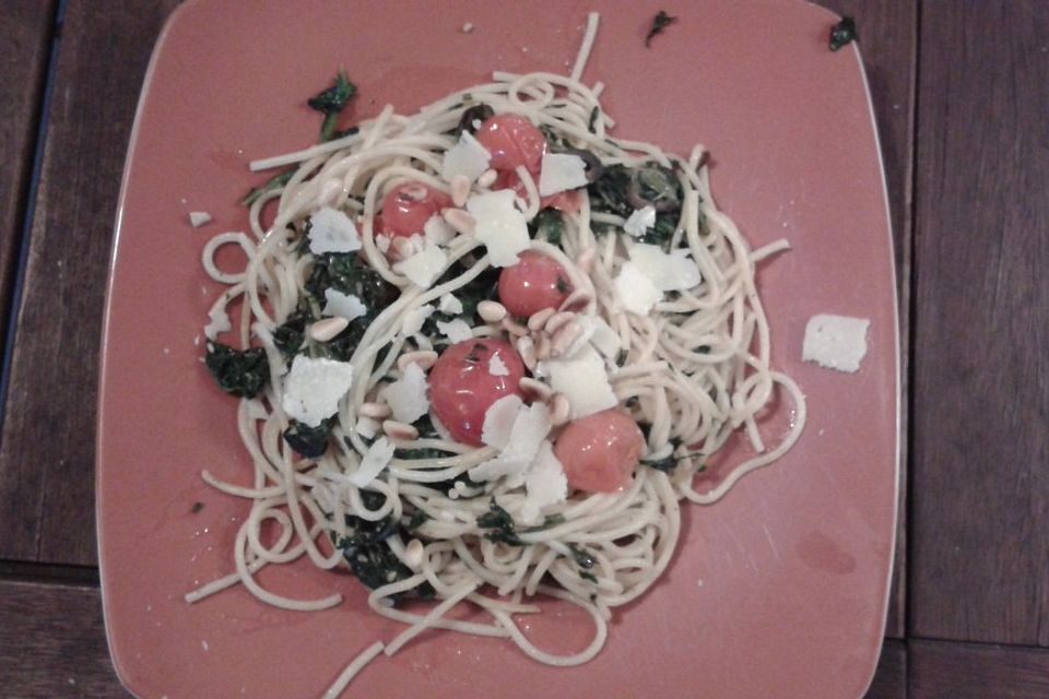 Spaghetti mit Spinat, Tomaten und Pinienkernen