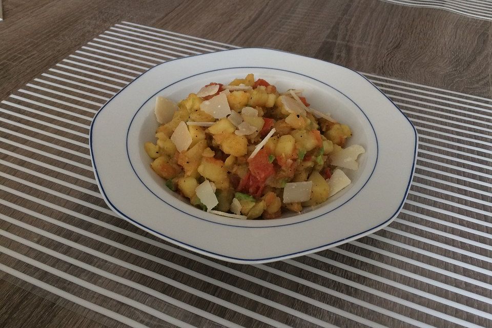 Bratkartoffeln mit Avocado und Tomaten