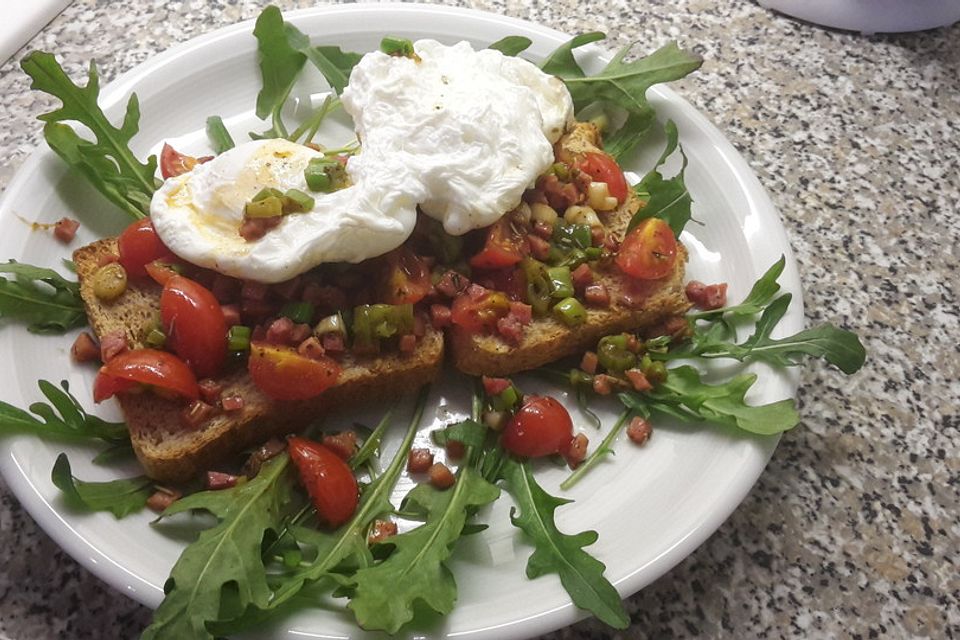 Pochierte Eier mit Speck und Tomate