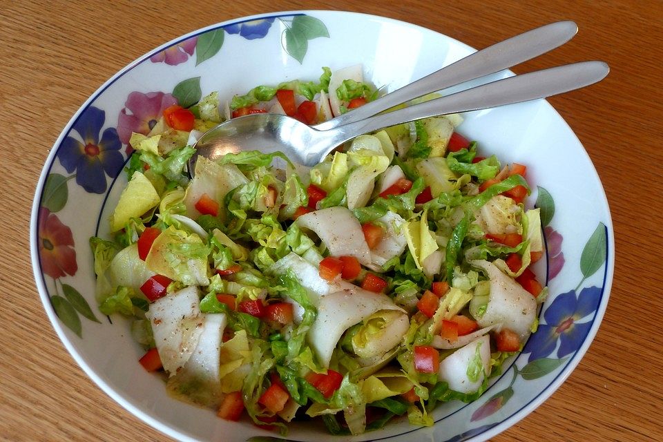 Romanasalatherzen-Chicoree-Salat mit Paprikawürfeln