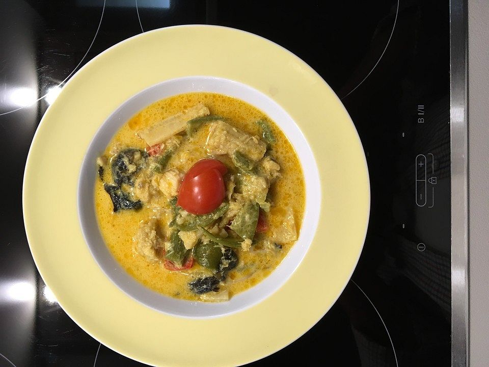 Asiatische Suppe mit Kokosmilch, Kurkuma, Zimt, Ingwer, Pilzen und ...