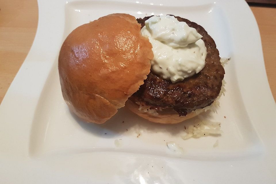 Griechischer Burger mit Tzatziki und Krautsalat