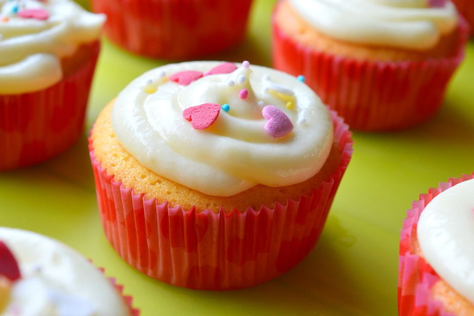 Zitronen-Cupcakes mit Frischkäse-Frosting