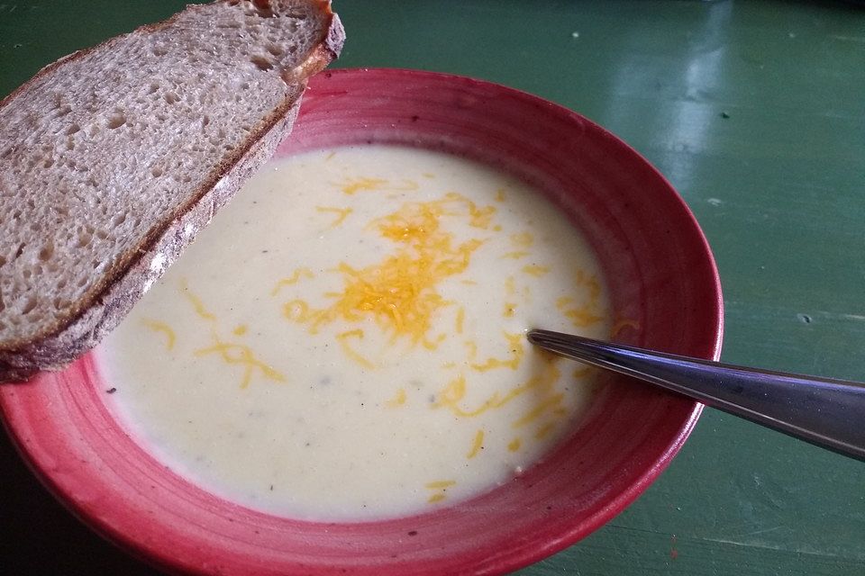 Cremige Kartoffel-Kohlrabi-Suppe mit Cheddar und Speckwürfeln