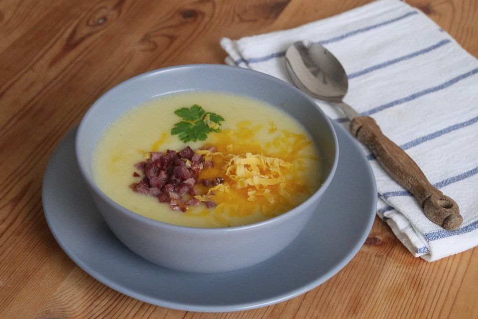 Cremige Kartoffel-Kohlrabi-Suppe mit Cheddar und Speckwürfeln