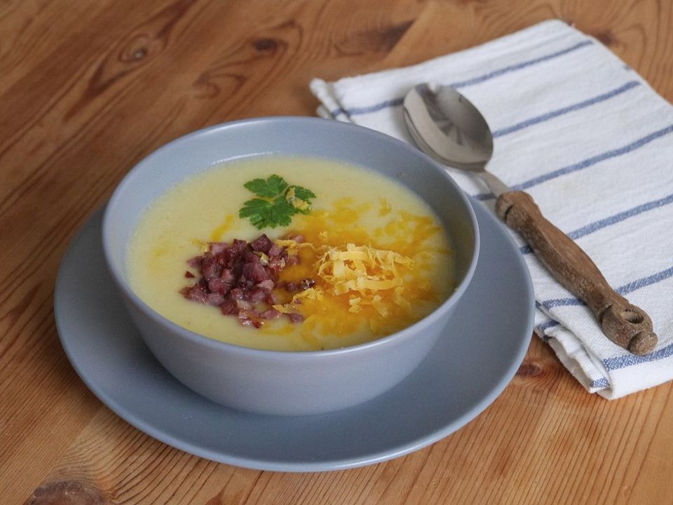 Cremige Kartoffel-Kohlrabi-Suppe mit Cheddar und Speckwürfeln von ars ...