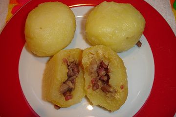 Kartoffelknödel gefüllt mit Maronen, Champignons und Schinkenwürfeln