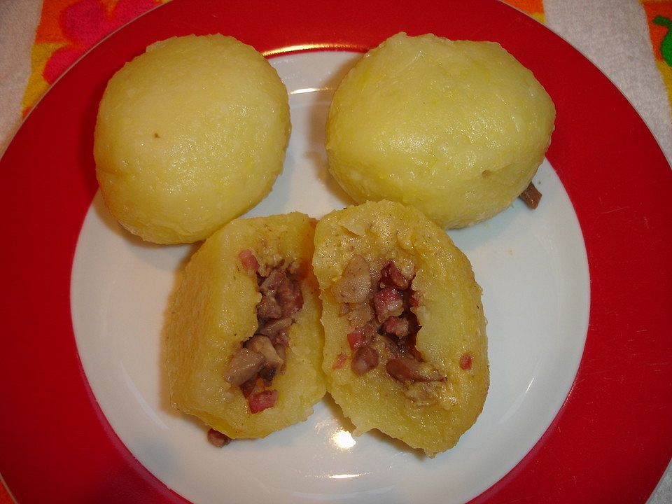 Kartoffelknödel gefüllt mit Maronen, Champignons und Schinkenwürfeln ...