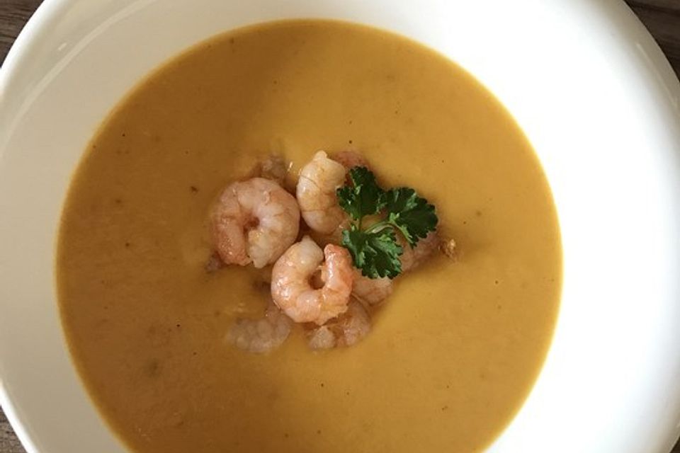 Karotten-Ingwer-Suppe mit Kokos-Garnelen