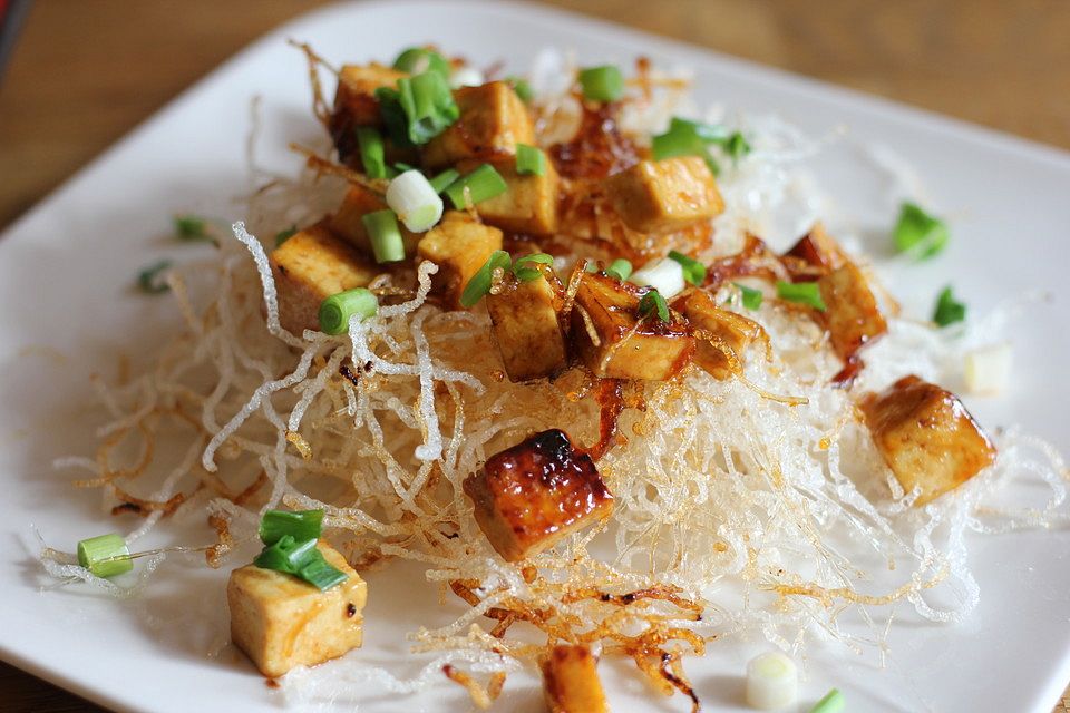 Knusprige Glasnudeln mit Tofu - Mee Crob