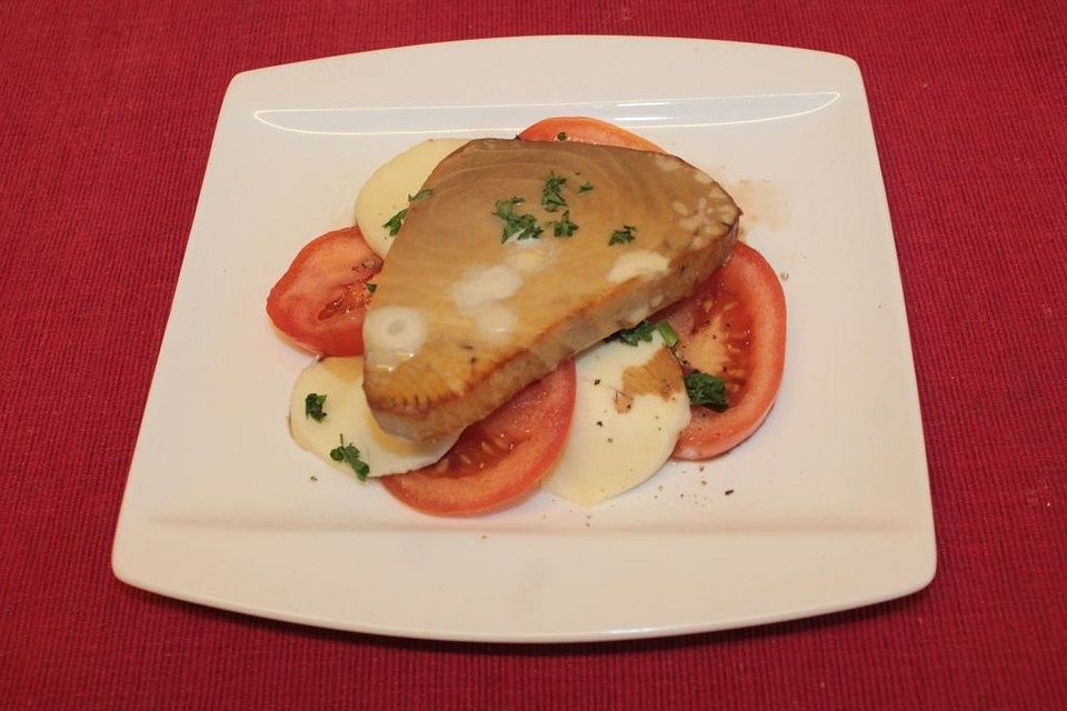 Geräuchertes Thunfischfilet auf Tomaten-Mozzarella-Caprese