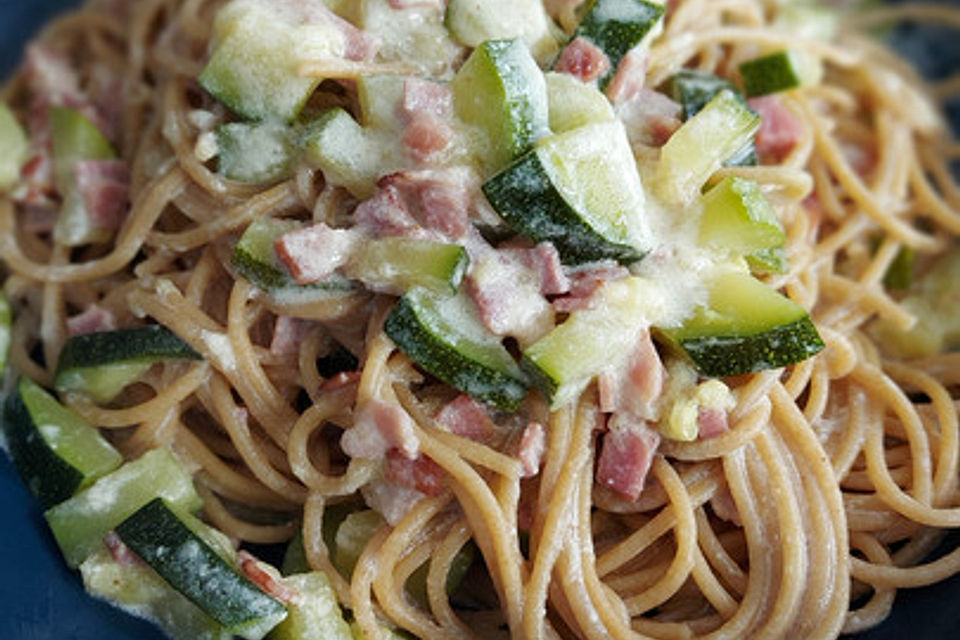 Nudeln mit Zucchini - Schinken - Soße