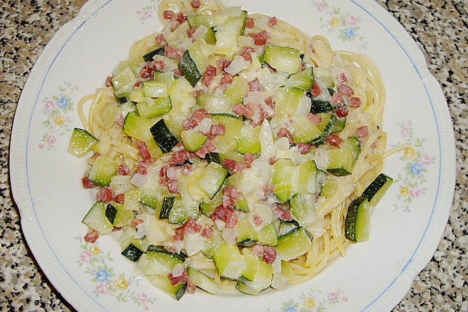 Nudeln mit Zucchini - Schinken - Soße