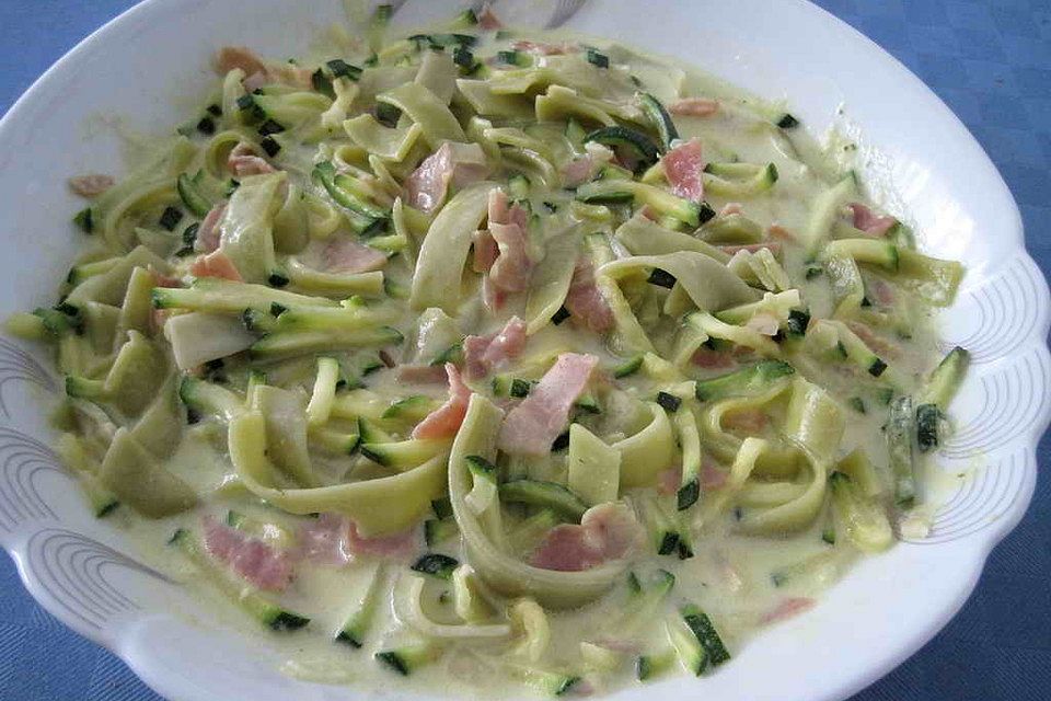 Nudeln mit Zucchini - Schinken - Soße