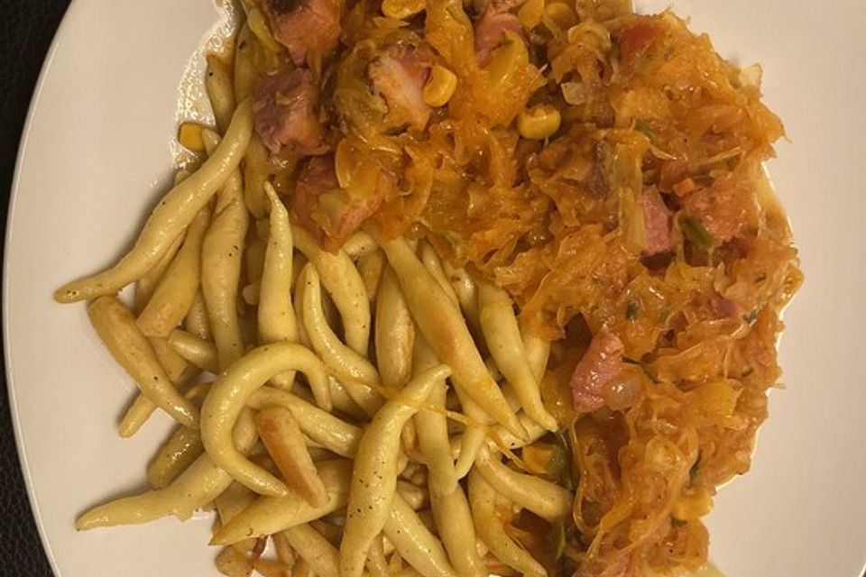 Sauerkraut-Kasseler-Pfanne mit Schupfnudeln