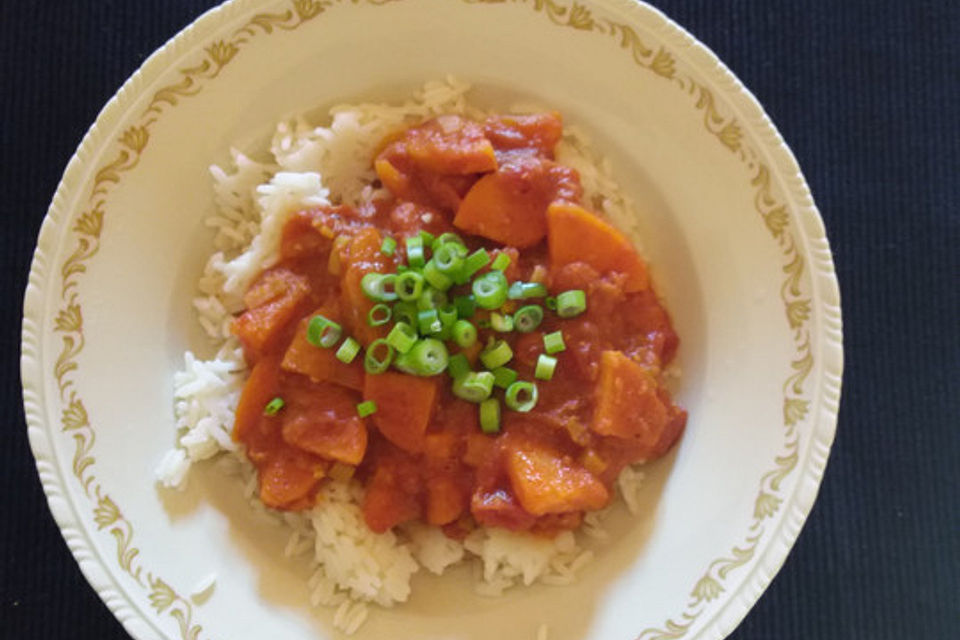 Süßkartoffeln in Tomaten-Erdnuss-Soße