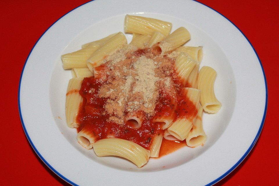 Nudeln mit Tomatensoße und Nuss-Parmesan