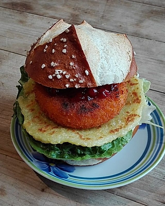 "Gönn dir"-Burger mit Camembert und Reibekuchen