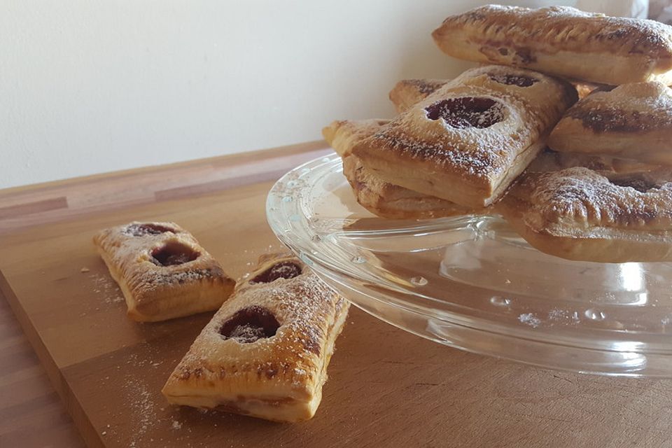 Blätterteigtaschen mit Kirsch-Marzipan-Füllung