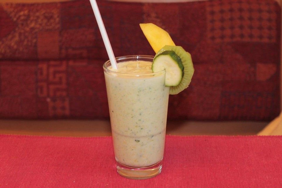 Green Smoothie mit Mango und Zucchini