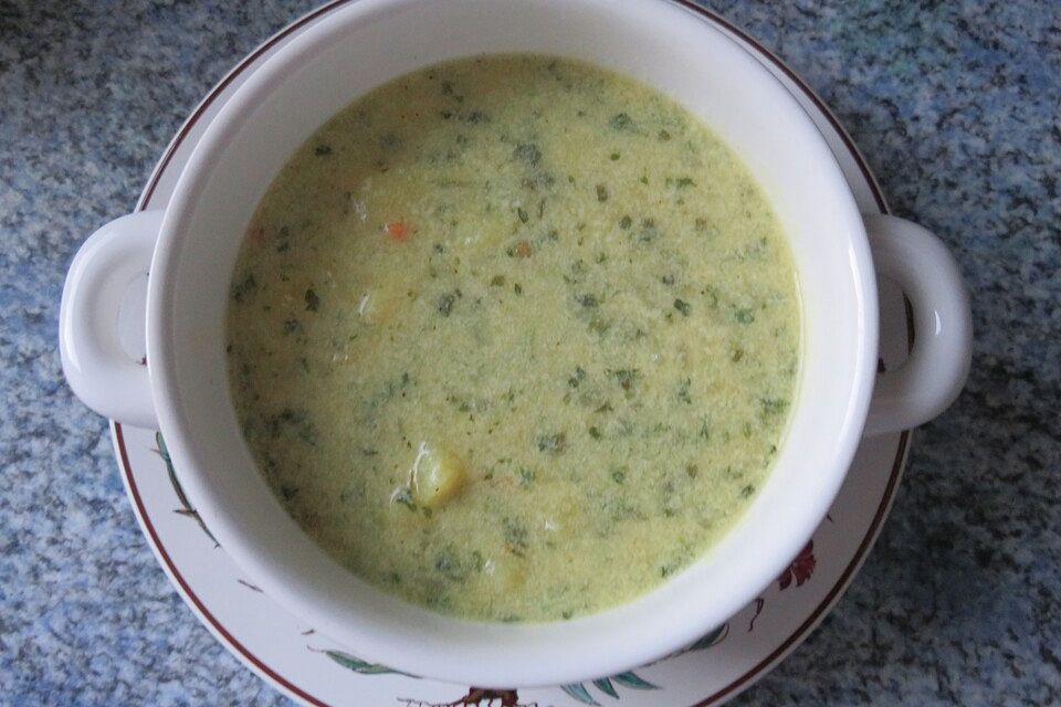 Kartoffel-Zwiebel-Suppe mit Kräutern