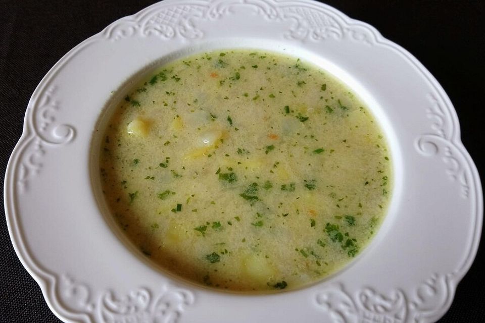 Kartoffel-Zwiebel-Suppe mit Kräutern