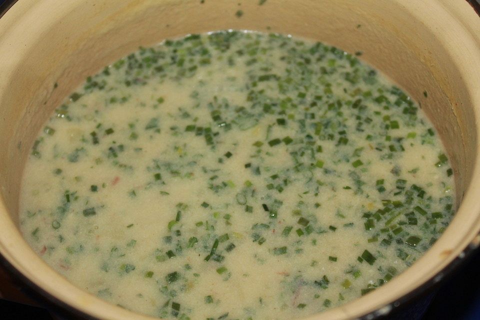 Kartoffel-Zwiebel-Suppe mit Kräutern