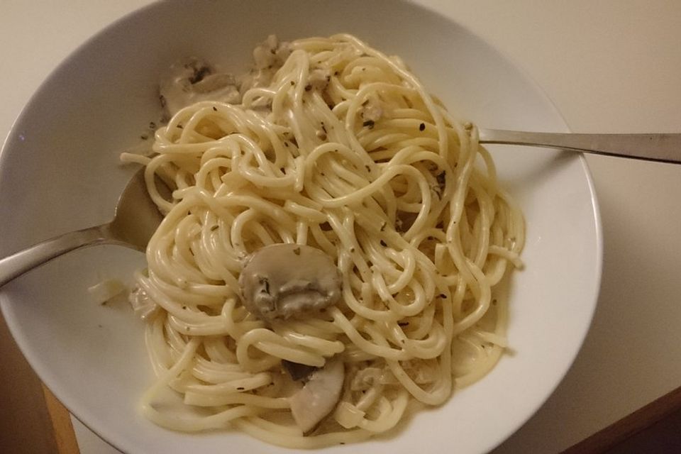 Spaghetti mit veganer Champignon-Rahmsauce