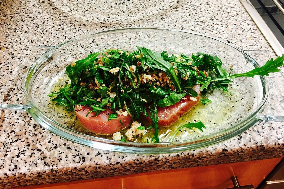 Thunfischfilet mit Rucola-Parmesan-Gorgonzola-Pekannuss-Topping