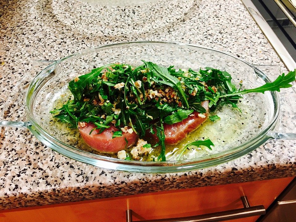 Thunfischfilet mit Rucola-Parmesan-Gorgonzola-Pekannuss-Topping von ...