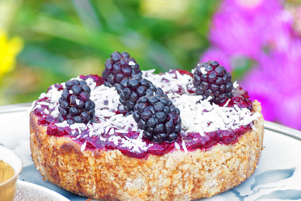 Kokos-Himbeer-Minikäsekuchen mit Haferkrustenboden