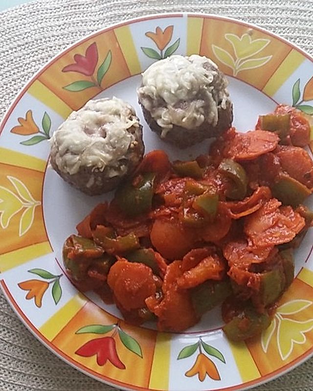 Rinderhackbällchen gefüllt mit Mozzarella und Paprika-Karottengemüse in Tomatensoße