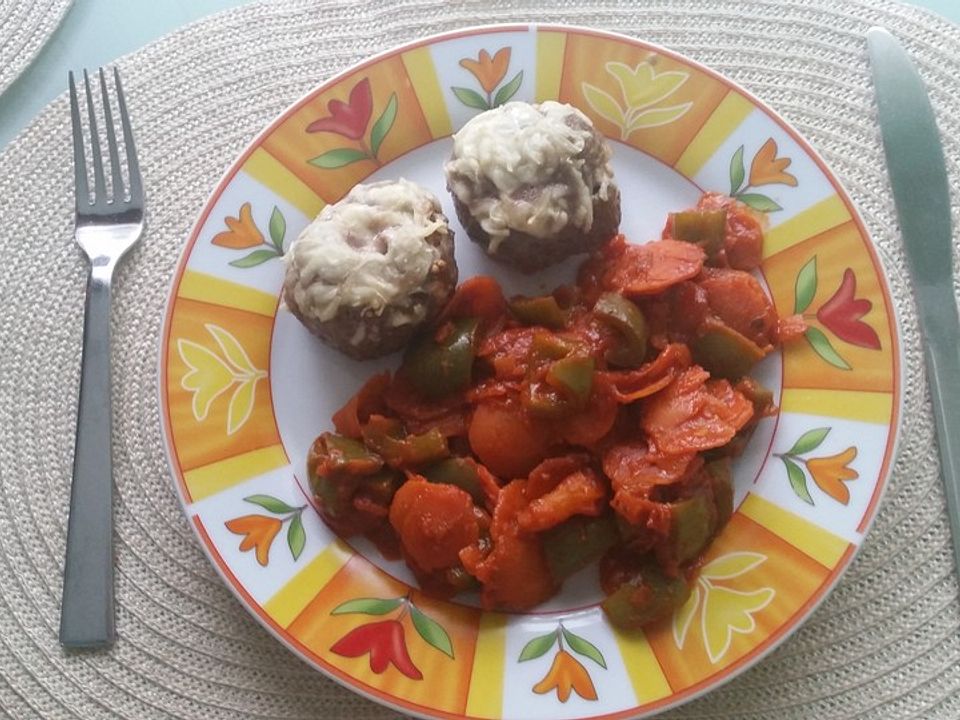 Rinderhackbällchen gefüllt mit Mozzarella und Paprika-Karottengemüse in ...