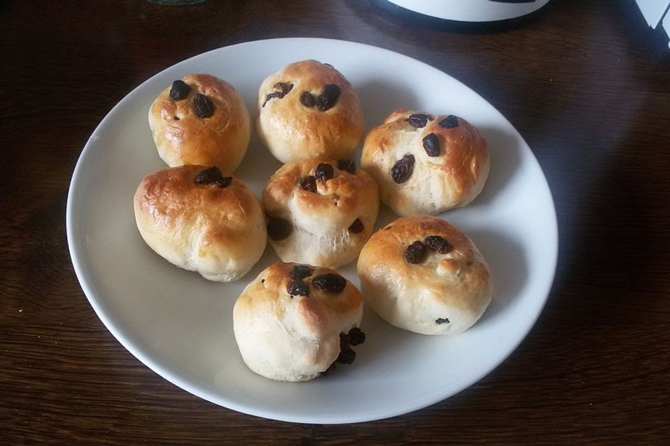 Hefebrötchen mit Rosinen oder Nutella