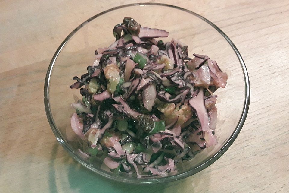 Rotkohl-Rohkostsalat mit Orangen, Zwiebeln, Rosinen und Walnüssen