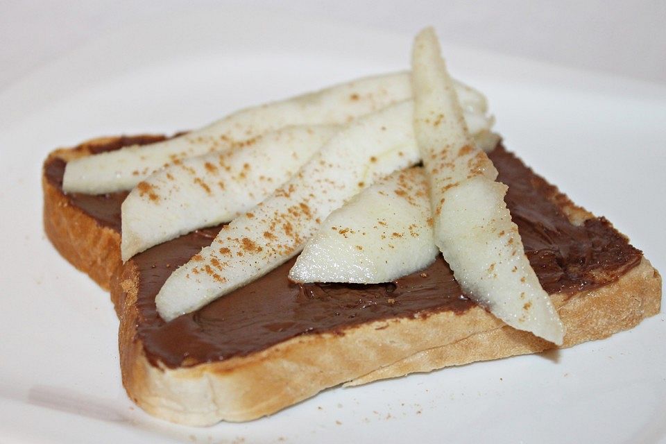 Nutella-Toast mit Birne und Zimt