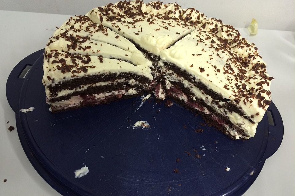 Kirschtorte mit Bier-Brownie-Boden und Marzipan-Creme