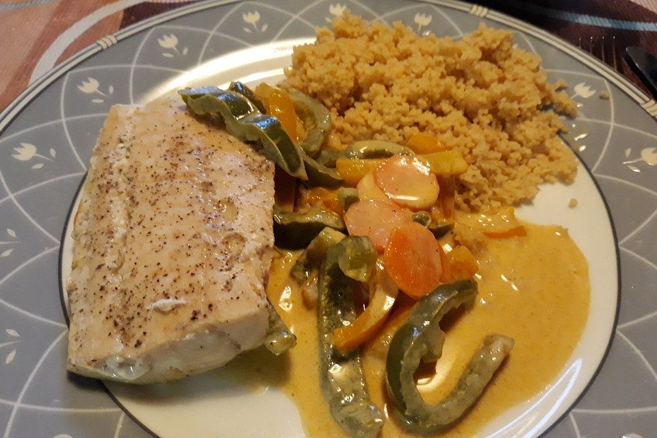 Lachs mit Couscous und Paprikagemüse