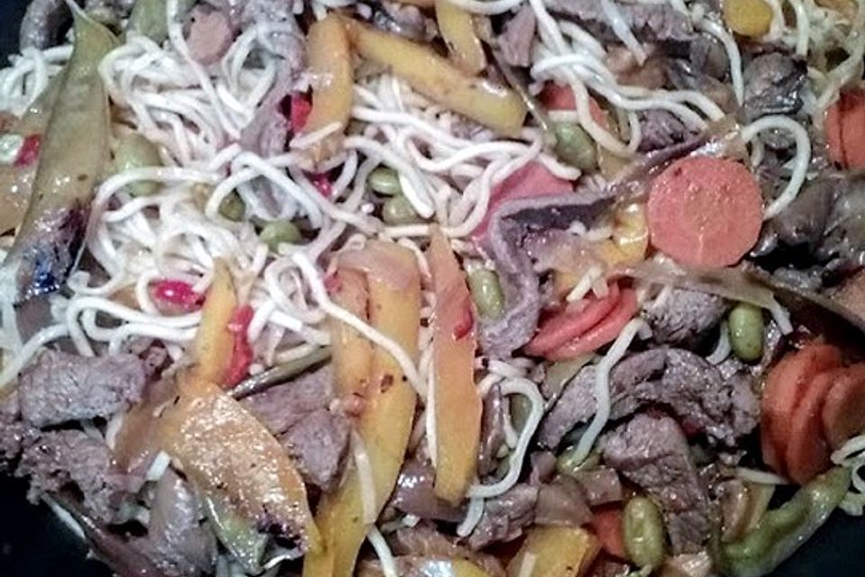 Chow Mein Nudelpfanne mit Gemüse und Rindfleisch