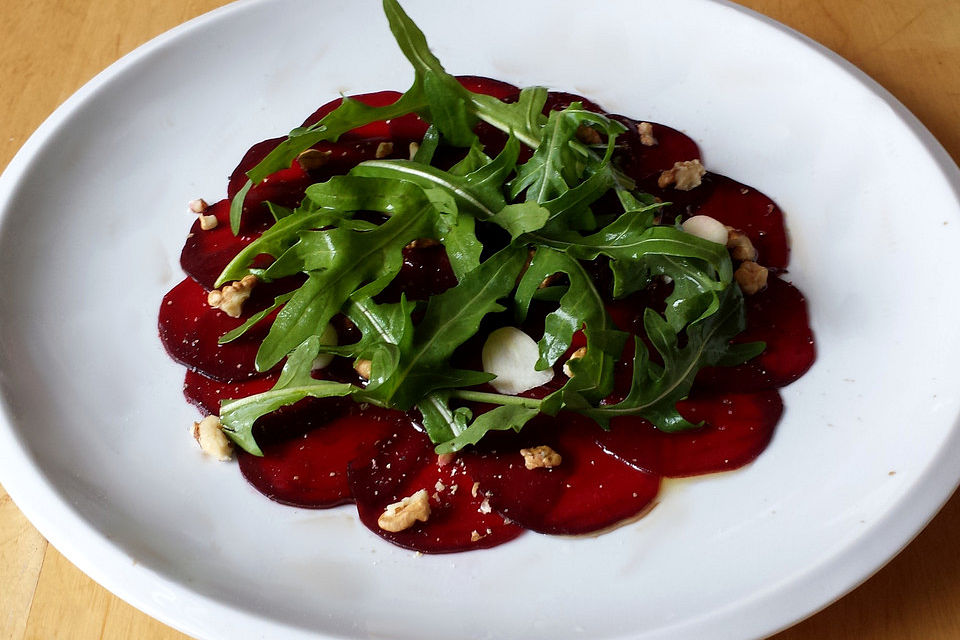 Rote Bete Carpaccio mit Walnüssen