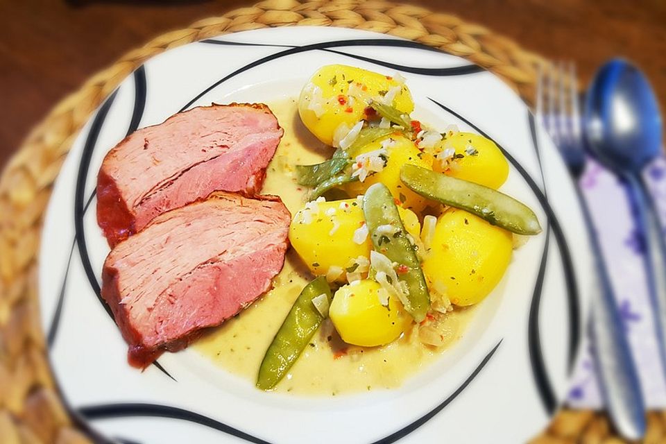 Gepökelter Kaiserbraten aus der Schweinehüfte mit Kartoffeln, würziger Soße und Kaiserschoten